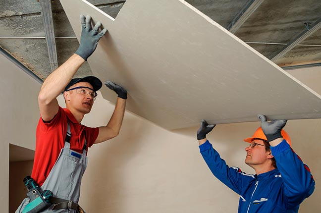 Instalador instalando drywall